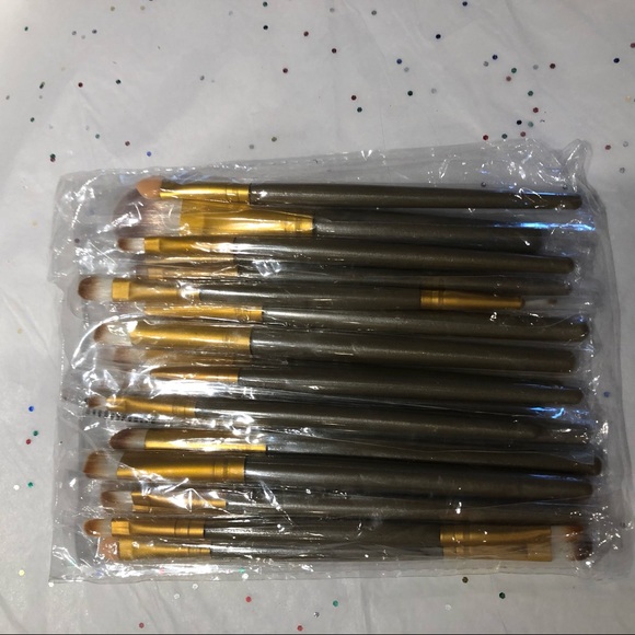 Other - Bundle of 20 brushes new never used.